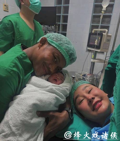 43岁泰拳传奇播求喜迎爱子，妻子罕见现身引发关注