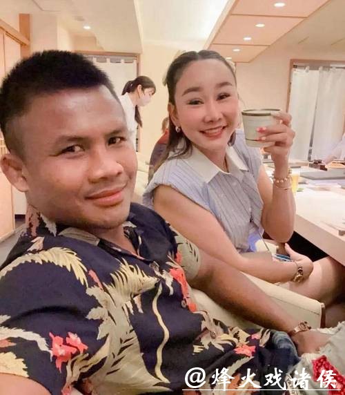 43岁泰拳传奇播求喜迎爱子，妻子罕见现身引发关注